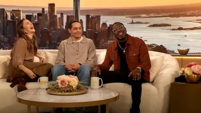 Pull polo oversize trouvé porté par Pete Davidson tel que vu dans le spectacle Drew Barrymore le 3 février 2025