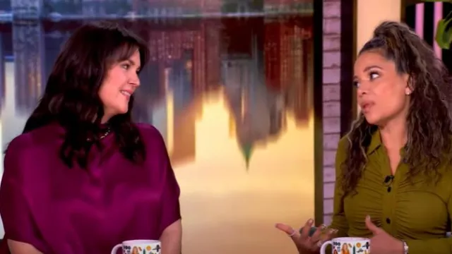 T-shirt cape en satin LaPointe porté par Melanie Lynskey tel que vu dans The View le 5 février 2025
