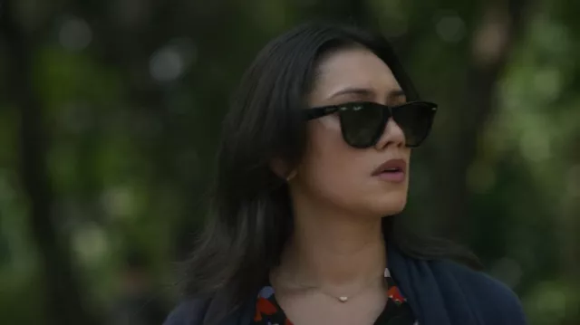 Ray Ban Original Wayfarer Classic portée par Rose Larkin (Luciane Buchanan) comme on le voit dans The Night Agent (S02E01)