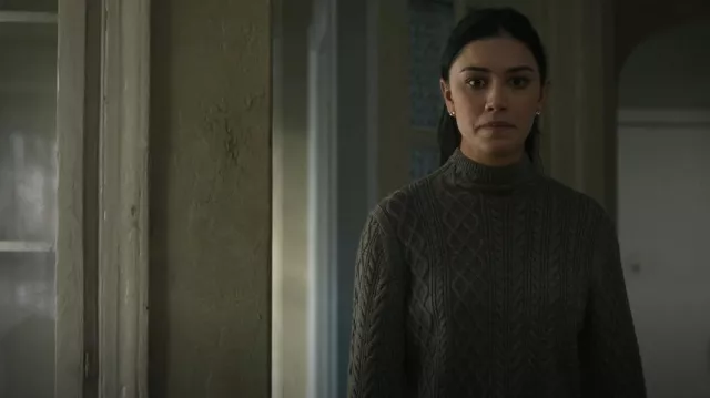 Pull en mérinos à col montant porté par Rose Larkin (Luciane Buchanan) comme on le voit dans The Night Agent (S02E03)