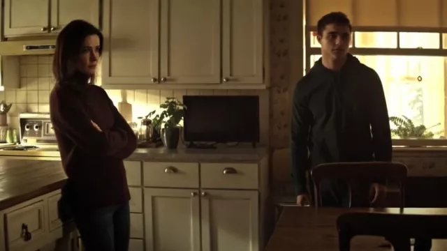 Pull à col roulé en laine et cachemire mélangés Vince porté par Lois Lane (Bitsie Tulloch) comme on le voit dans Superman & Lois (S04E03)