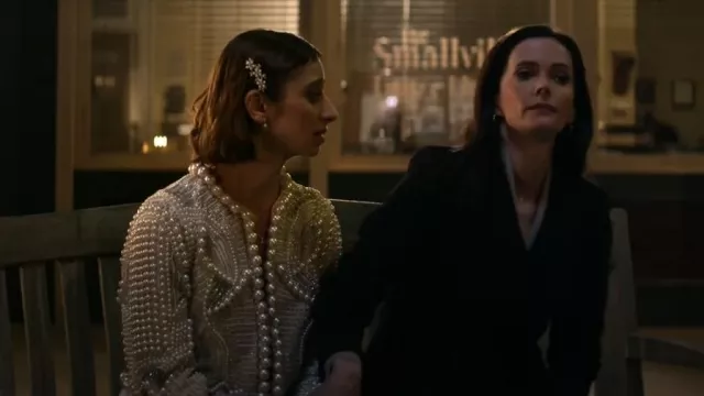 Bhldn Gemma Chaqueta adornada con perlas usada por Chrissy Beppo (Sofia Hasmik) como se ve en Superman & Lois (T04E04)