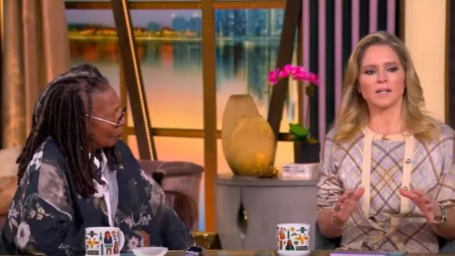 Camisa negra R13 con cuello caído con costuras trituradas usada por Whoopi Goldberg como se vio en The View el 6 de febrero de 2025