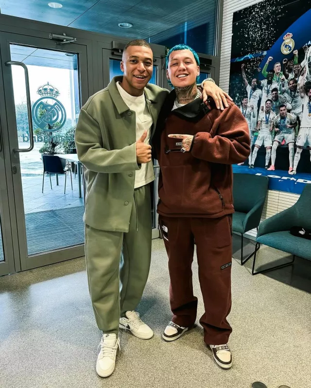 Supreme x The North Face Pantalon en molleton marron 'Steep Tech' porté par Blessd sur le compte Instagram @blessd