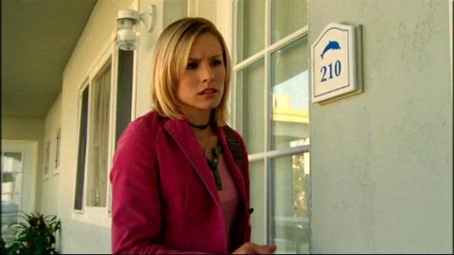 Veste blazer en velours côtelé rose Gap portée par Veronica Mars (Kristen Bell) dans Veronica Mars (S01E07)