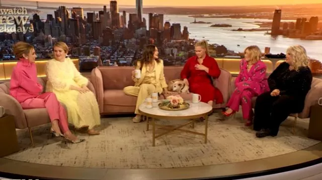 Pantalones acampanados de cintura alta Sa Su Phi usados por Brianne Howey como se ve en The Drew Barrymore Show el 7 de febrero de 2025