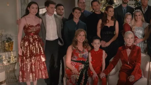 Badgley Mischka Robe midi en tulle métallisé à plusieurs niveaux portée par Annie Sullivan (Anneliese Judge) comme on le voit dans Sweet Magnolias (S04E10)
