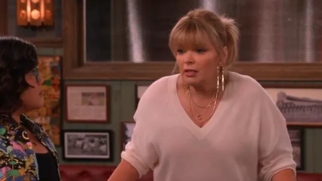 Pull en cachemire à col en V Club Monaco porté par Gabby (Melissa Peterman) comme on le voit dans Happy’s Place (S01E12)