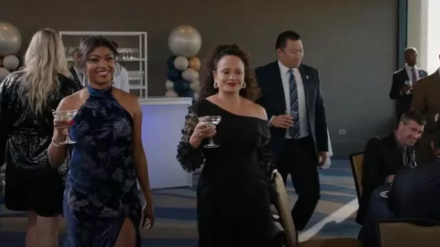 Lulus Dreamy Blossom Burnout Velvet Halter Gown In Blue Floral portée par Daphne Forrester (Javicia Leslie) comme on le voit dans High Potential (S01E13)