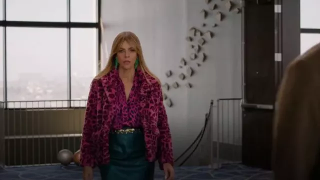Zadig & Voltaire Veste en fausse fourrure à imprimé léopard Lila portée par Morgan Gillory (Kaitlin Olson) comme on le voit dans High Potential (S01E13)