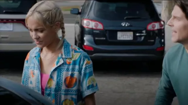Haut boutonné souvenir BDG Del Rey porté par Ava (Amirah J) comme on le voit dans High Potential (S01E13)