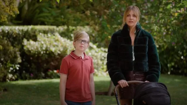 Blouson aviateur en fausse fourrure Generation Love Tala In Forest porté par Morgan Gillory (Kaitlin Olson) comme on le voit dans High Potential (S01E13)