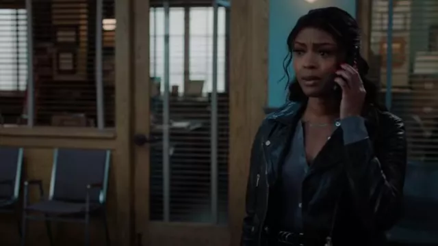 Allsaints Elora Cropped Leather Biker Jacket porté par Daphne Forrester (Javicia Leslie) comme on le voit dans High Potential (S01E13)
