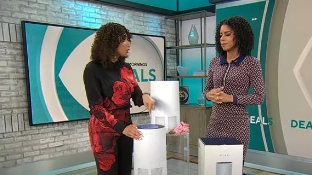 Pantalon Alice + Olivia Ronnie en Peony Petals Bright Ruby porté par Gabrielle Kerr comme on le voit dans CBS Mornings le 7 février 2025