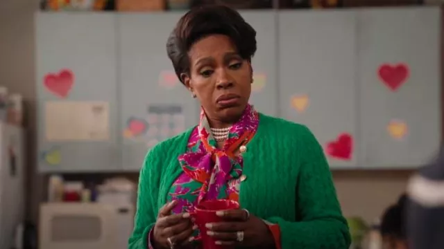 Chemise culte Gaia Briar portée par Barbara Howard (Sheryl Lee Ralph) telle qu’elle est vue dans l’école primaire Abbott (S04E14)