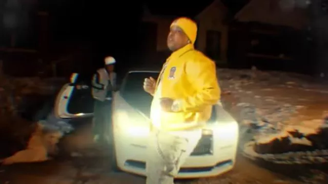 Veste 'Icon' en cuir jaune Avirex portée par Finesse2tymes dans Finesse2Tymes - I Was Cappin [Official Music Video]