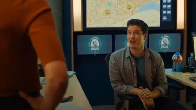 Camisa delantera de manga larga con botones de pana de ballena delgada vintage resistente a la intemperie usada por Jesse Mills (Justin Kelly) como se ve en Hudson & Rex (S07E01)