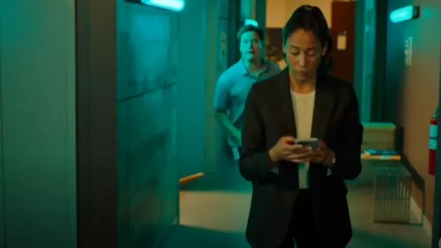 Theory Etiennette Blazer en Good Wool porté par Sarah Truong (Mayko Nguyen) comme on le voit dans Hudson & Rex (S07E03)