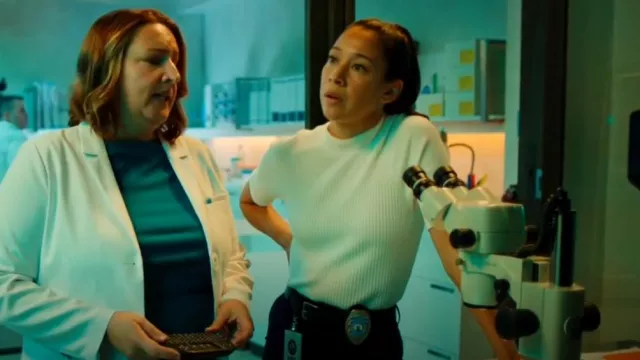 Haut en maille côtelée Maje porté par Sarah Truong (Mayko Nguyen) comme on le voit dans Hudson & Rex (S07E03)