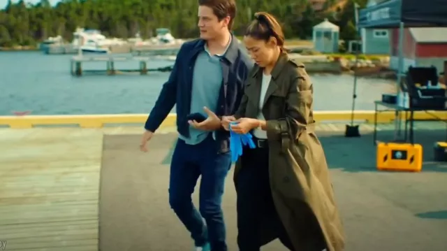 Parka déperlante longue surdimensionnée femme Lacoste portée par Sarah Truong (Mayko Nguyen) comme on le voit dans Hudson & Rex (S07E03)