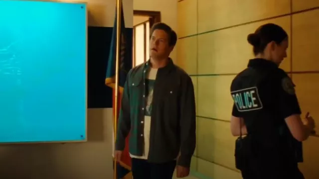 Franela Brixton Bowery L/S usada por Jesse Mills (Justin Kelly) como se ve en Hudson & Rex (S07E04)