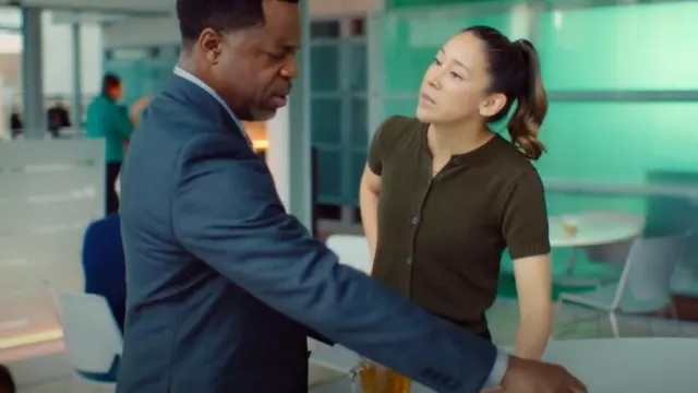 Cardigan à manches courtes en coton mélangé Zara porté par Sarah Truong (Mayko Nguyen) comme on le voit dans Hudson & Rex (S07E05)