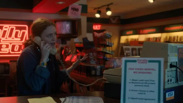 Yellow watch worn by Max Mayfield (Sadie Sink) as seen in Stranger Things (S04E02)