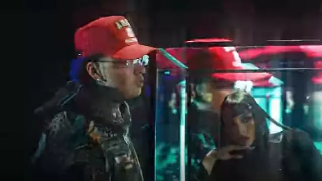 Amiri Red 'MA Hollywood' Trucker Hat worn by Blessd in ULTRA COMPLICADO REMIX (VIDEO OFICIAL) | BLESSD ❌ KENNY DIE ❌ KRIS R FEAT SEBAS