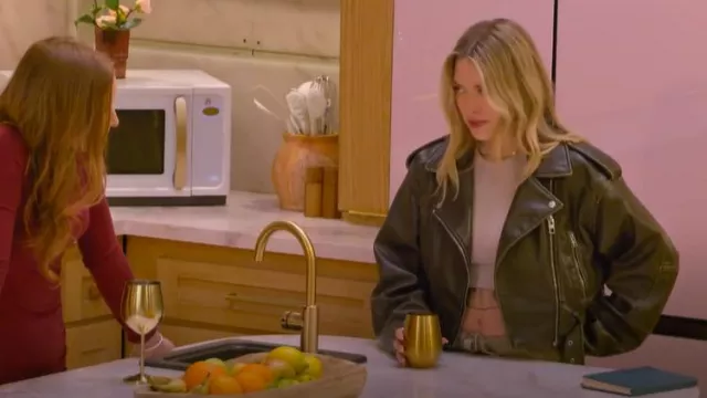 Chaqueta Moto de cuero NYC en blanco con cinturón usada por Madison Errichiello como se ve en Love Is Blind (S08E04)