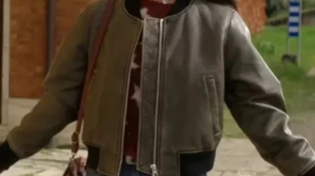 Outfits de La Dolce Villa: Maia Reficco lleva una cazadora bomber de cuero de Mango para interpretar a Olivia