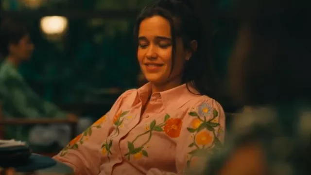 Hannah Artwear Camelia Chemise portée par Piper Ratliff (Sarah Catherine Hook) comme on le voit dans The White Lotus (S03E01)