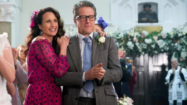 Diane von Furstenberg Robe à fleurs en soie rose baie portée par Carrie (Andie MacDowell) comme on le voit dans Un jour de nez rouge et un mariage