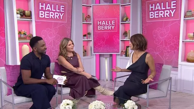 Robe midi en laine drapée à fines rayures Alexander McQueen portée par Halle Berry, comme on le voit dans Today with Jenna & Friends le 18 février 2025