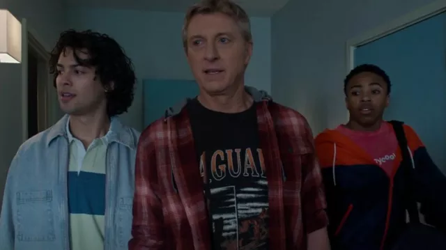 Camiseta artística de algodón On Premium Loose Fit usada por Johnny Lawrence (William Zabka) como se ve en Cobra Kai (S06E09)
