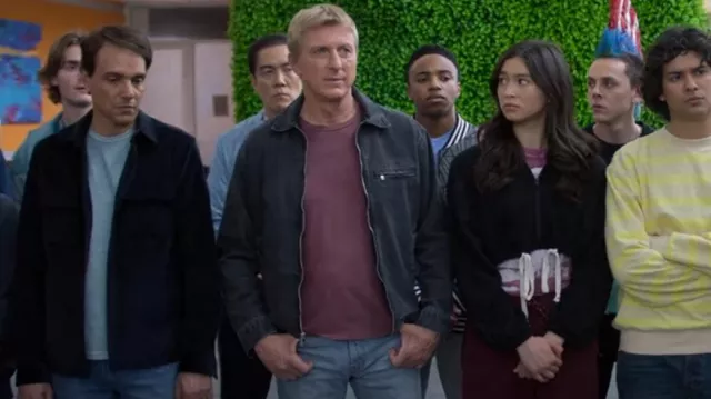 Rsq Chaqueta de trabajo de mezclilla para hombre usada por Johnny Lawrence (William Zabka) como se ve en Cobra Kai (S06E10)