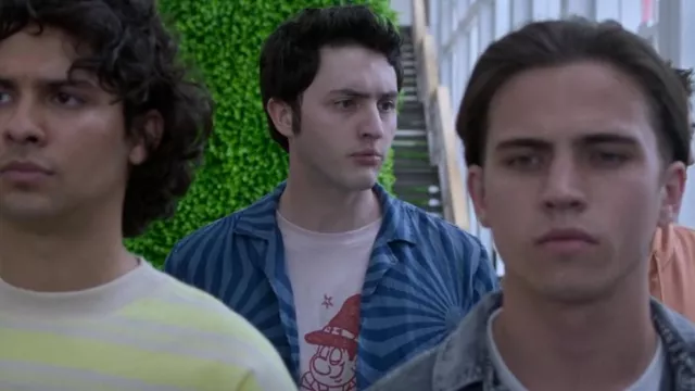 Chemise en lin Costal Cortado Cuba pour hommes portée par Demetri (Gianni DeCenzo) comme on le voit dans Cobra Kai (S06E10)