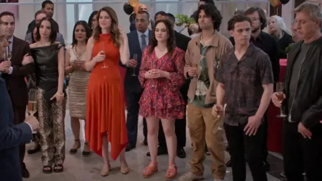 Allison New York Ikat Mini Robe ceinturée portée par Samantha LaRusso (Mary Mouser) comme on le voit dans Cobra Kai (S06E11)