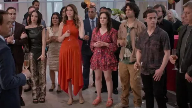 Vestido de cuello alto con dobladillo de pañuelo Melloday usado por Amanda LaRusso (Courtney Henggeler) como se ve en Cobra Kai (T06E11)