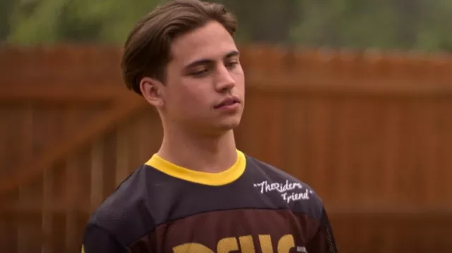 Maillot de moto Deus Ex Machina Fantasma porté par Robby Keene (Tanner Buchanan) comme on le voit dans Cobra Kai (S06E12)