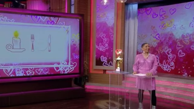 Robe plissée Bardot Bellissa portée par Deja Vu comme on le voit en LIVE avec Kelly et Mark le 13 février 2025
