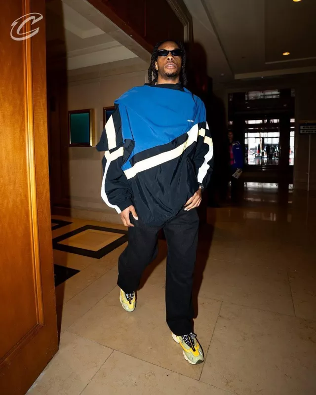 Martine Rose Veste de survêtement couverture bleue, noire et blanche portée par Darius Garland sur le compte Instagram @cavs