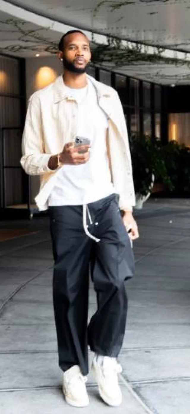 Baskets Louis Vuitton Beige 'LV Skate' portées par Evan Mobley sur le compte Instagram @cavs