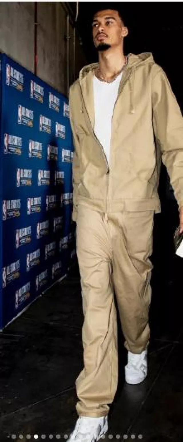Veste de travail à capuche Nike Parachute Beige portée par Victor Wembanyama sur le compte Instagram @nbafashionfits