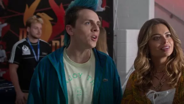 Camiseta gráfica de gran tamaño Old Navy usada por Eli 'Hawk' Moskowitz (Jacob Bertrand) como se ve en Cobra Kai (S06E14)