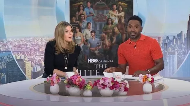Pull polo Tommy Hilfiger à point rectangle porté par Justin Sylvester comme on le voit dans Today le 19 février 2025