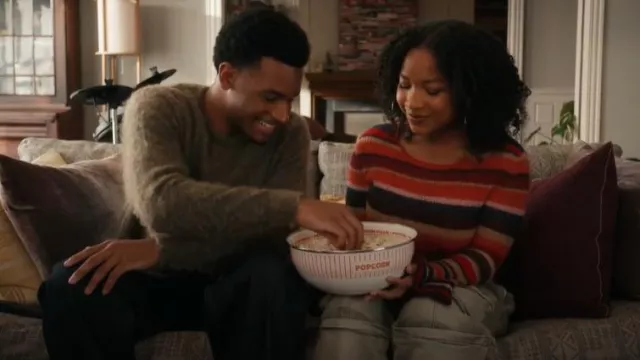 Golden Rabbit Showtime Popcorn Bow utilisé par Delilah (Laya DeLeon Hayes) comme on le voit dans The Equalizer (S05E08)