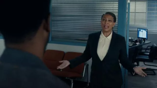 Chemise en soie ajustée classique portée par le capitaine Grace Watkins (Indira G. Wilson) comme on le voit dans The Equalizer (S05E08)