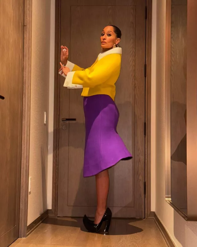 Jupe midi évasée violette Marc Jacobs Runway portée par Tracee Ellis Ross lors du défilé de mode Marc Jacobs le 3 février 2025