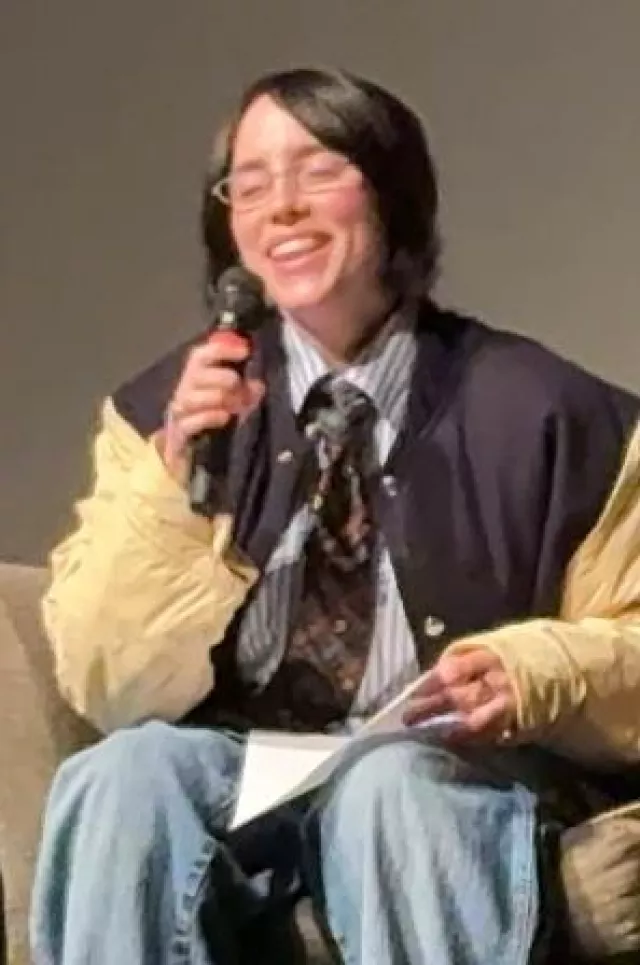 Camisa de botones a rayas vintage de Prada usada por Billie Eilish en Wicked Screening el 4 de febrero de 2025