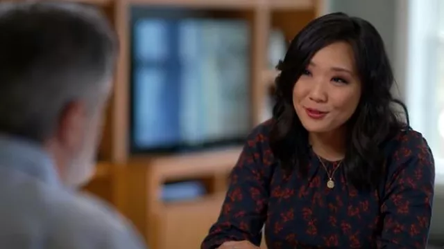 Top de manga abullonada floral Thakoon Collective usado por Nancy Chen como se vio en CBS Mornings el 21 de febrero de 2025